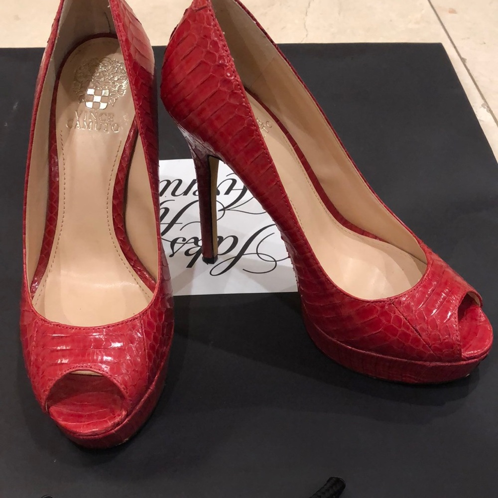 GORGEOUS Vince Camuto Pumps Size 6
